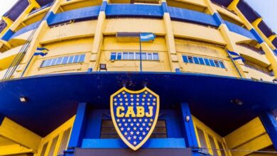 frente do estadio la bombonera com o escudo do boca junior de cores azul e amarela