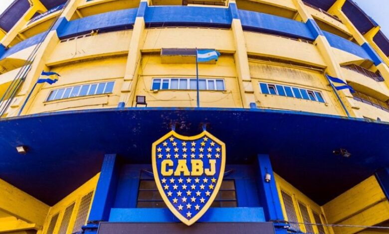 frente do estadio la bombonera com o escudo do boca junior de cores azul e amarela