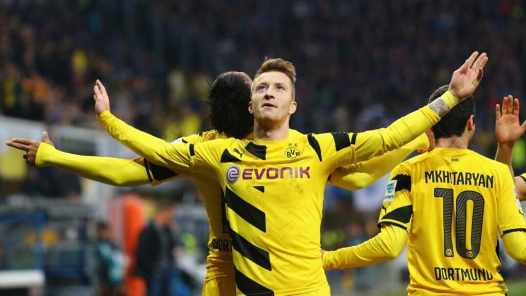 jogadores do borussia dortmund comemoram mais um gol