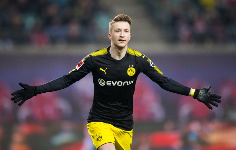 marco reus comemora um gol e comemora com os braços abertos