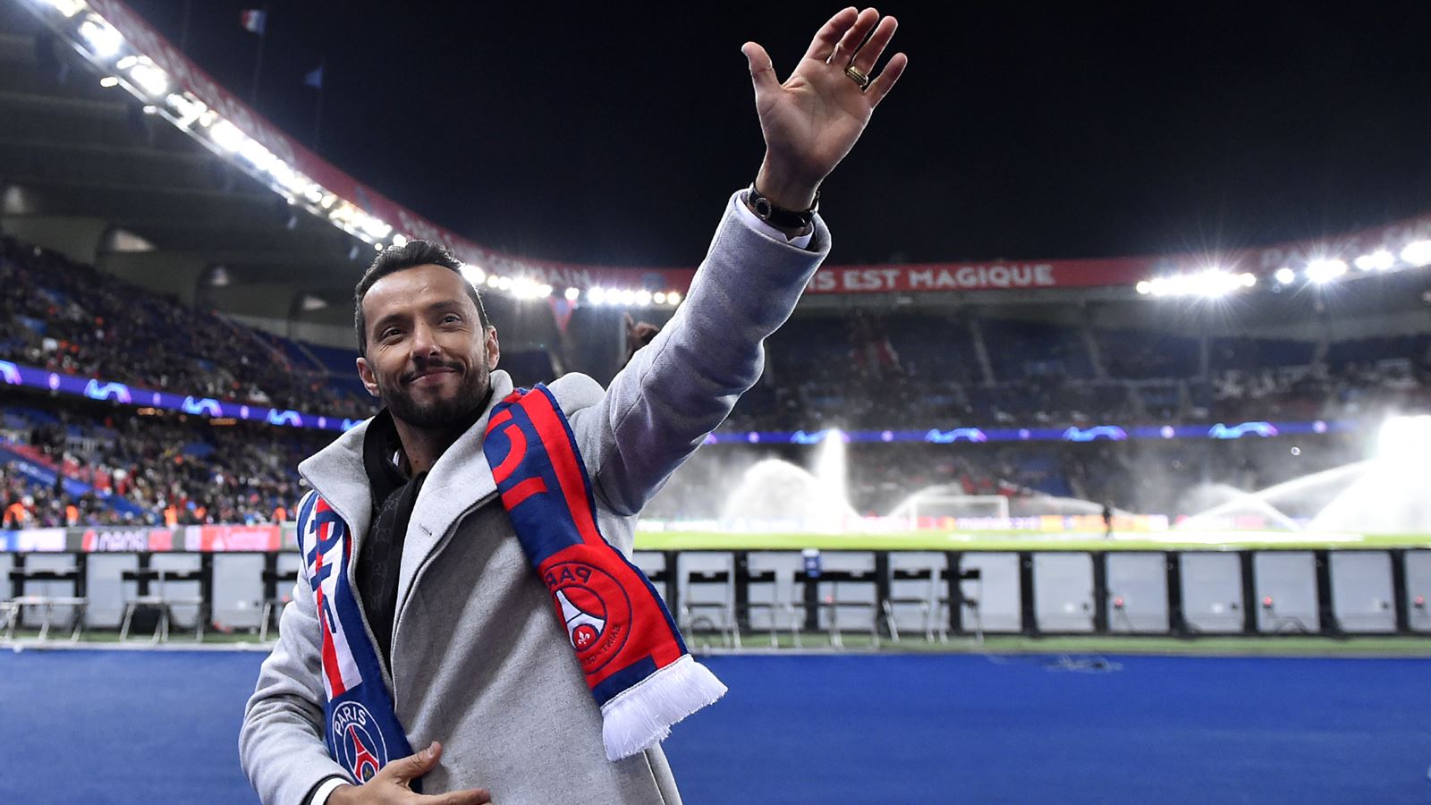 nene cumprimenta torcedores do psg no parque dos principes