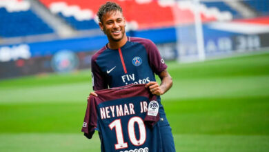 neymar segurando a camiseta do psg na sua apresentacao no estadio