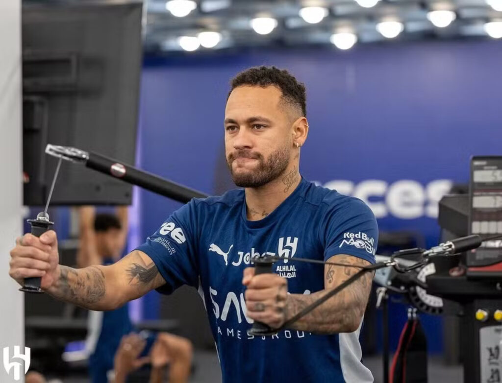 neymar puxando cordas na academia do clube 