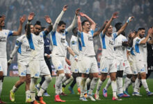 jogadores do olympique de marseille cumprimentam os torcedores pelo apoio ao jogo