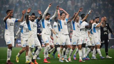 jogadores do olympique de marseille cumprimentam os torcedores pelo apoio ao jogo