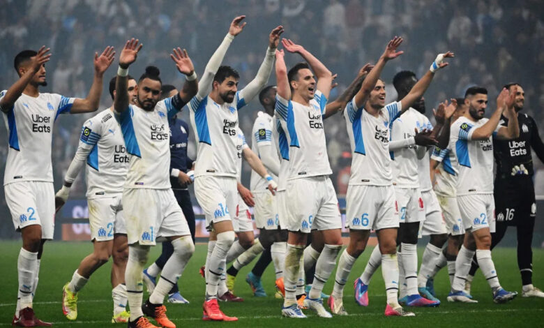 jogadores do olympique de marseille cumprimentam os torcedores pelo apoio ao jogo