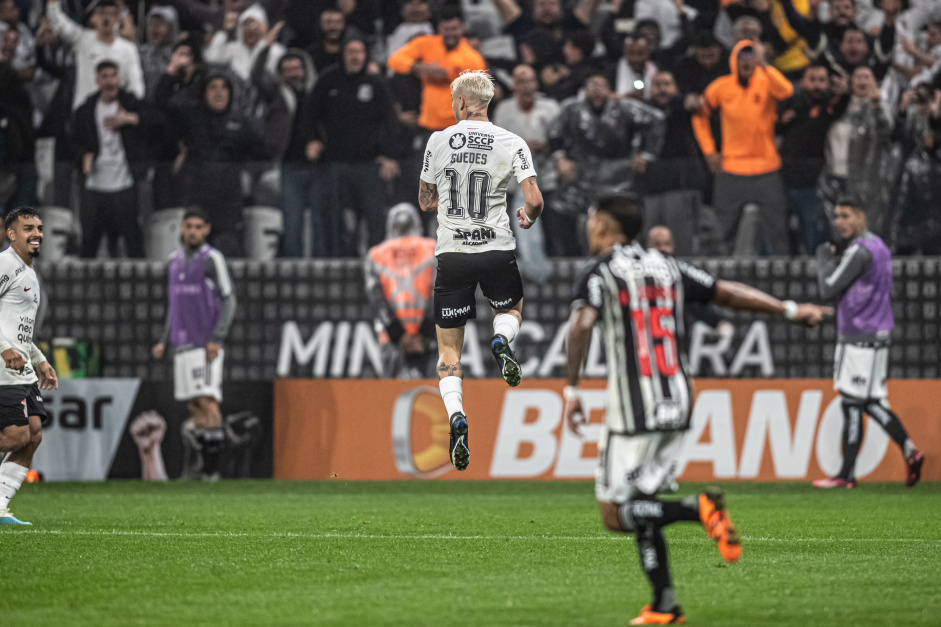 roger guedes comemorando e pulando pelo gol contra o atlético-mg pela copa do brasil