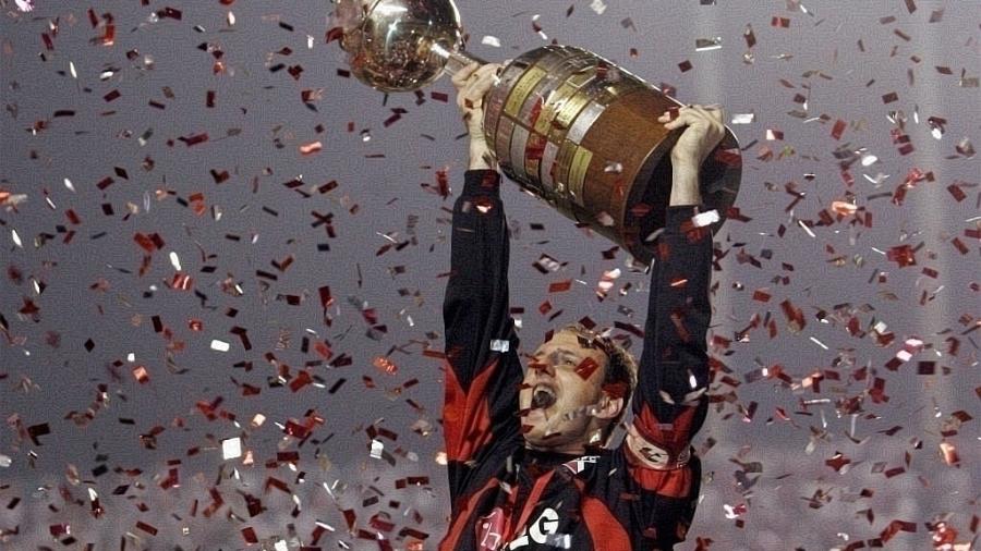 rogerio ceni levanta trofeu da copa libertadores de 2005