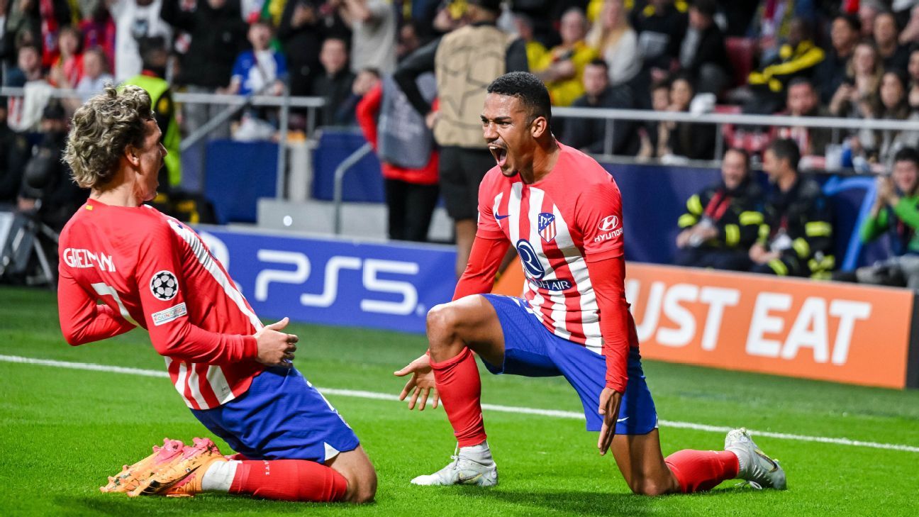 samuel lino e antoine griezmann comemoram gol contra borussia dortmund
