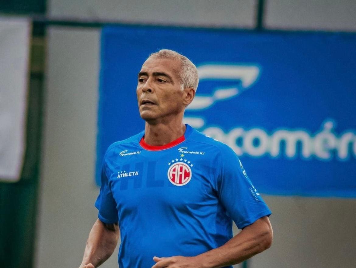 romario treinando vestindo a camisa do america